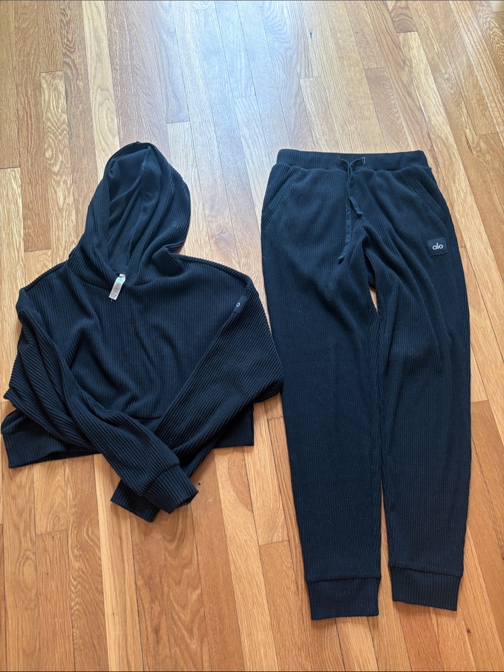 ALO Yoga Women’s Black Ribbed Jogger Set Sweatpants and Cropped Sweatshirt